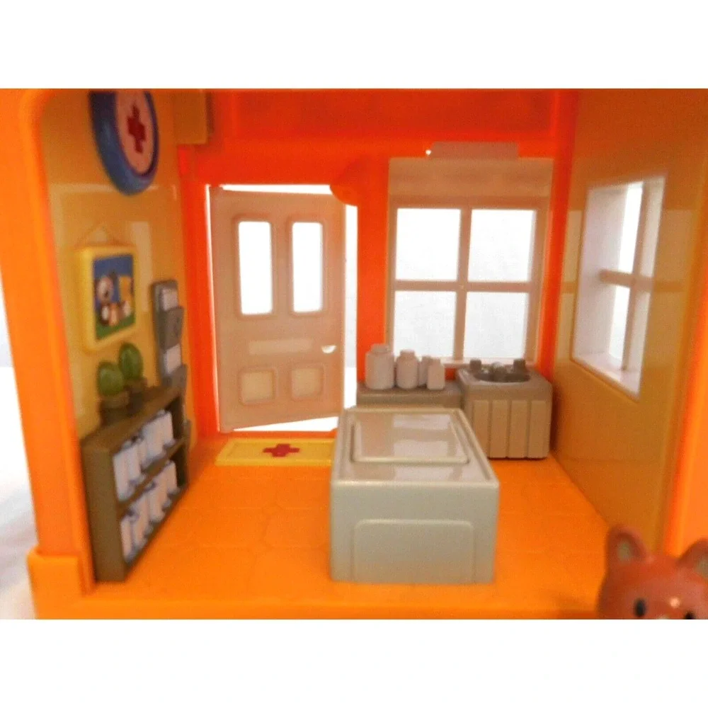 Step 2 Main Street Village Town Little People Pet Vet Clinic w Nurse Ambulance +